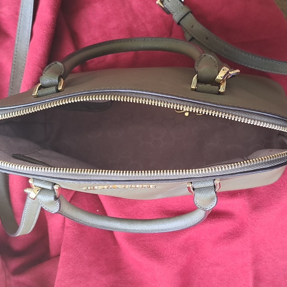 Michael Kors Olive Green Leather Shoulder/ Crossbody Bag Excellent Used Cond. - Picture 13 of 15